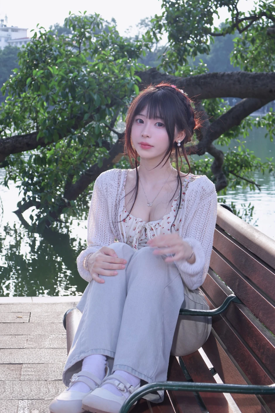 Chụp ảnh ở Hồ Gươm, bộ ảnh của cô nàng hot girl bất ngờ viral khắp MXH Chụp ảnh ở Hồ Gươm, bộ ảnh của cô nàng hot girl bất ngờ viral khắp MXH