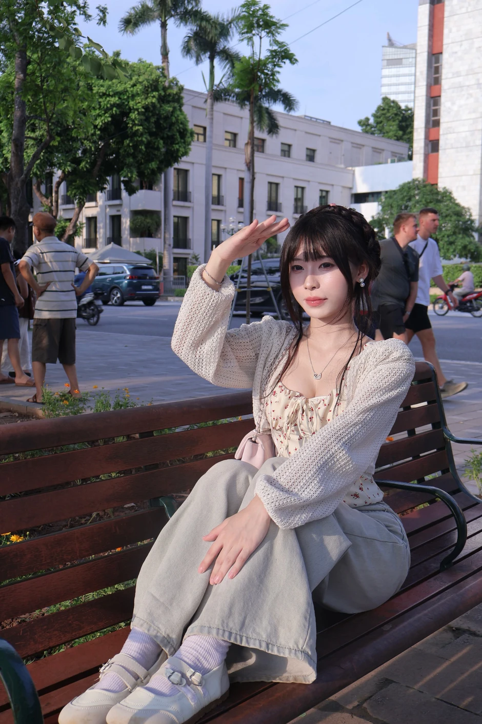 Chụp ảnh ở Hồ Gươm, bộ ảnh của cô nàng hot girl bất ngờ viral khắp MXH Chụp ảnh ở Hồ Gươm, bộ ảnh của cô nàng hot girl bất ngờ viral khắp MXH