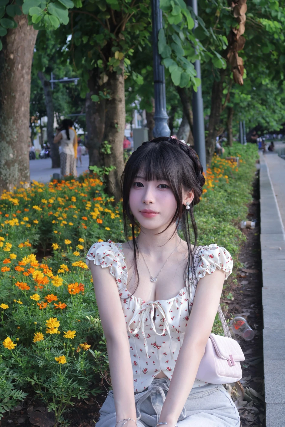 Chụp ảnh ở Hồ Gươm, bộ ảnh của cô nàng hot girl bất ngờ viral khắp MXH Chụp ảnh ở Hồ Gươm, bộ ảnh của cô nàng hot girl bất ngờ viral khắp MXH