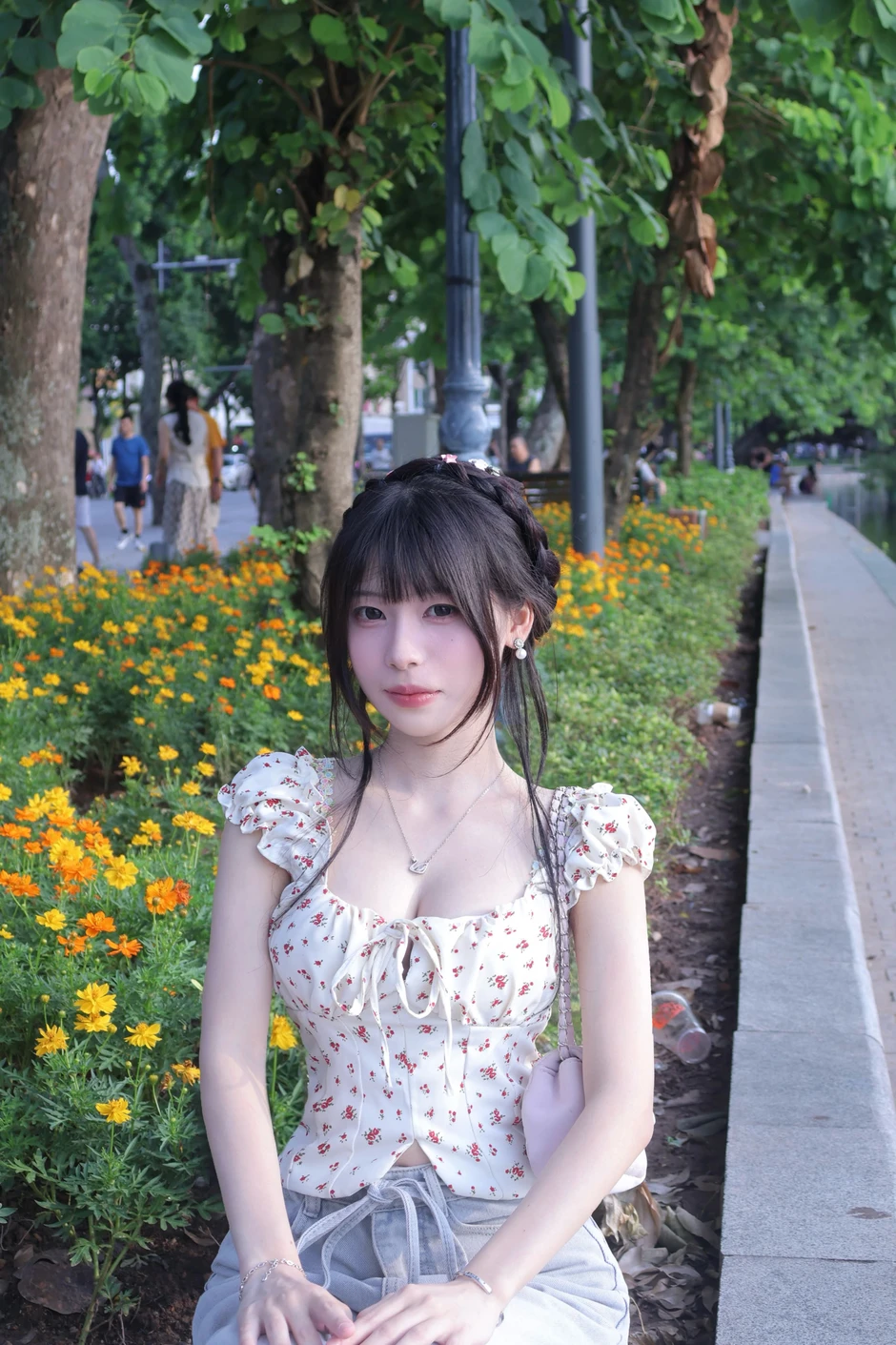 Chụp ảnh ở Hồ Gươm, bộ ảnh của cô nàng hot girl bất ngờ viral khắp MXH Chụp ảnh ở Hồ Gươm, bộ ảnh của cô nàng hot girl bất ngờ viral khắp MXH