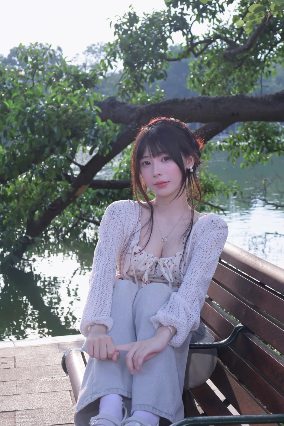 Chụp ảnh ở Hồ Gươm, bộ ảnh của cô nàng hot girl bất ngờ viral khắp MXH Chụp ảnh ở Hồ Gươm, bộ ảnh của cô nàng hot girl bất ngờ viral khắp MXH
