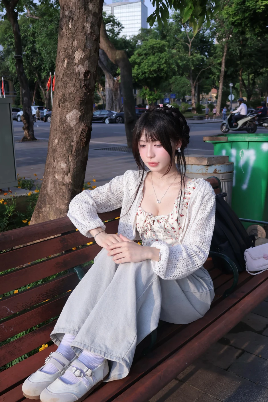 Chụp ảnh ở Hồ Gươm, bộ ảnh của cô nàng hot girl bất ngờ viral khắp MXH Chụp ảnh ở Hồ Gươm, bộ ảnh của cô nàng hot girl bất ngờ viral khắp MXH