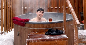 Chuyến du lịch đầy bất ổn của nam ca sĩ sở hữu nhà hơn 2.000 cây vàng, cầu nguyện xin về nước an toàn