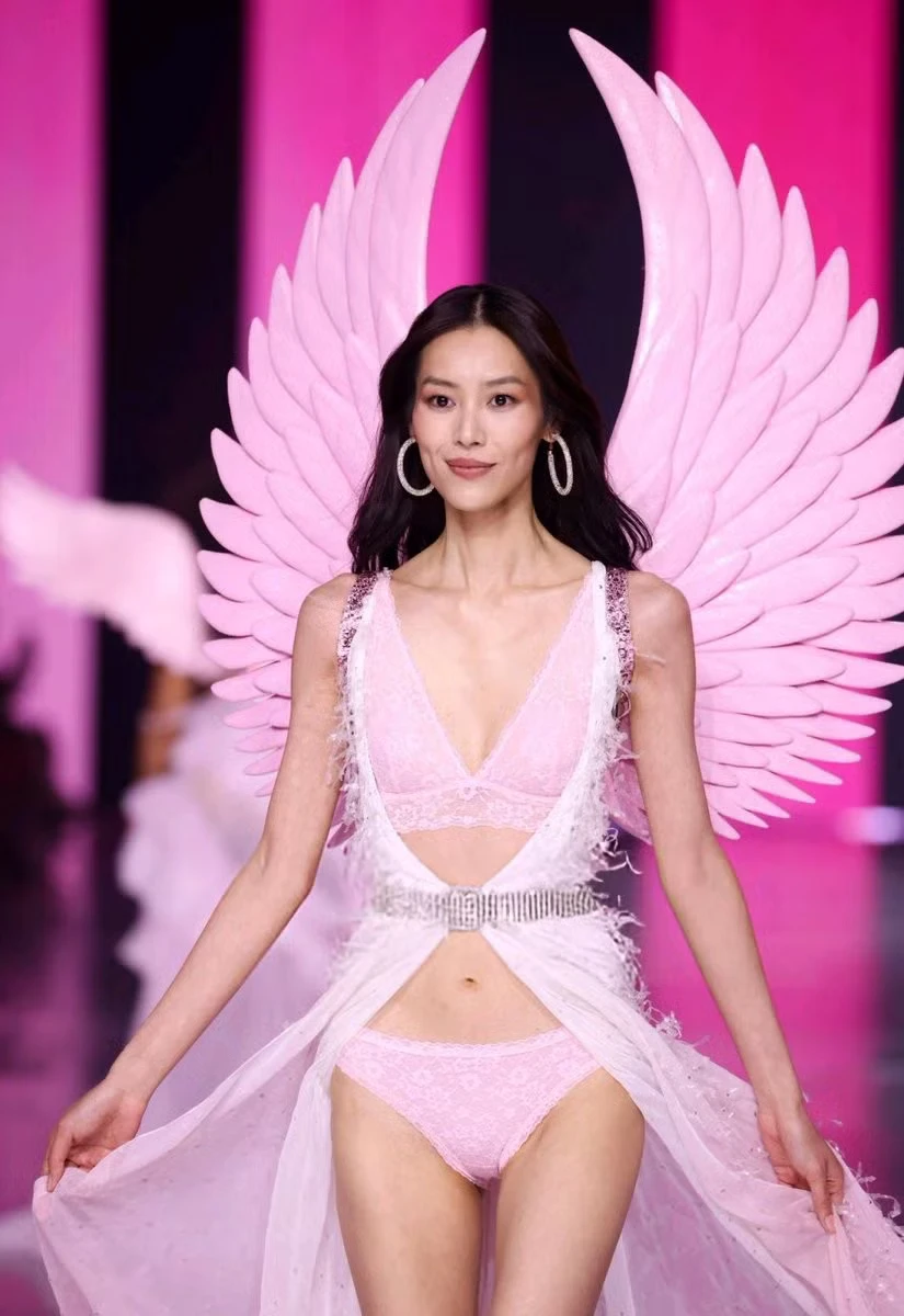 Chuyện tình siêu mẫu nội y và tổng tài hot nhất hiện tại