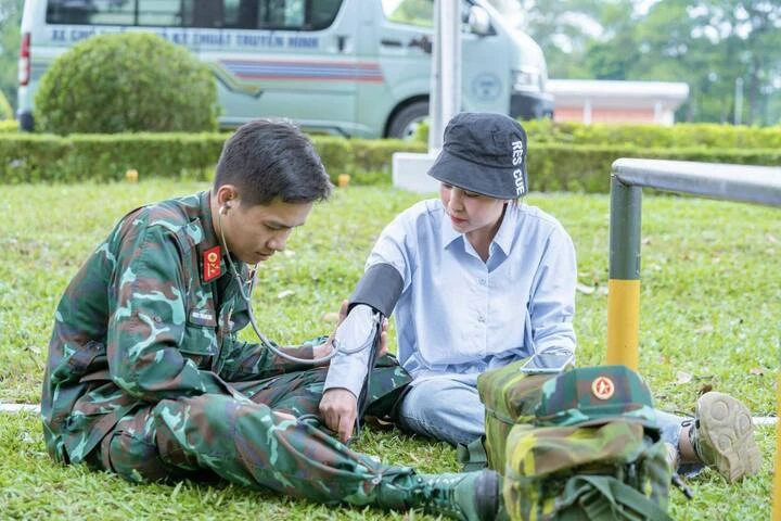 Sao nhập ngũ: Chuyện tình Hòa Minzy và Thăng Văn Cương không phải là cặp đôi duy nhất