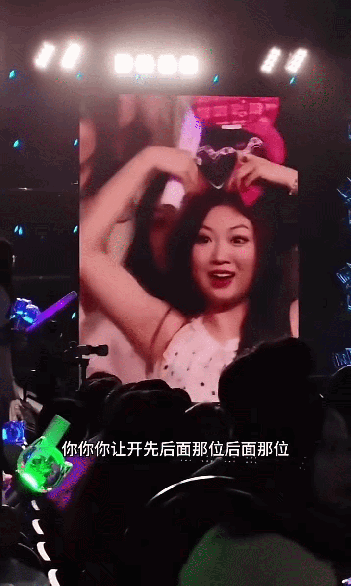 Clip: Khán giả nữ sân si “giật spotlight” của người khác, cái kết khiến MXH hả hê Clip: Khán giả nữ sân si “giật spotlight” của người khác, cái kết khiến MXH hả hê