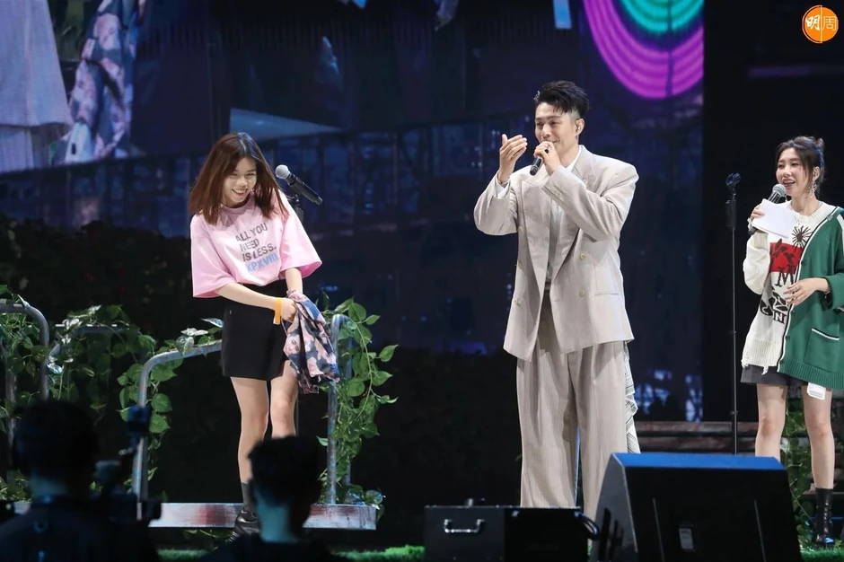 Clip: Khán giả nữ sân si “giật spotlight” của người khác, cái kết khiến MXH hả hê Clip: Khán giả nữ sân si “giật spotlight” của người khác, cái kết khiến MXH hả hê
