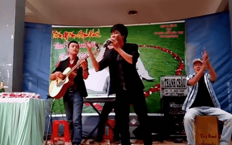 Clip khó tin của nhạc sĩ đắt show nhất Việt Nam