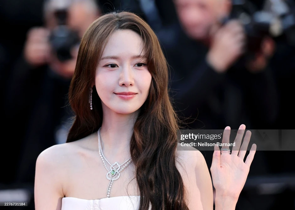 Clip sốc tại Cannes 2026: Yoona "bật mode" hủy diệt ống kính tử thần, nào ngờ bị đuổi đến tận 3 lần trên thảm đỏ?