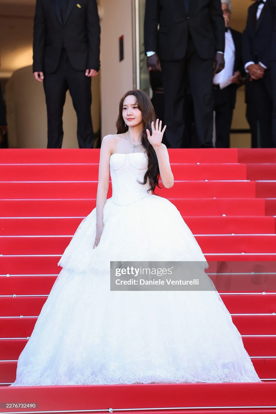 Clip sốc tại Cannes 2026: Yoona "bật mode" hủy diệt ống kính tử thần, nào ngờ bị đuổi đến tận 3 lần trên thảm đỏ?