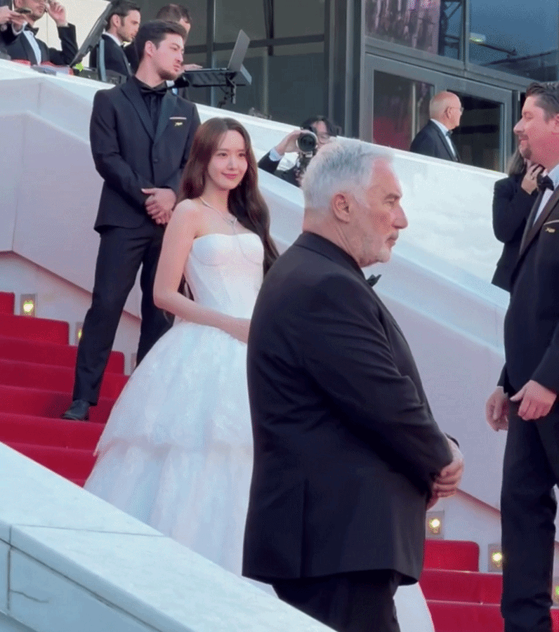 Clip sốc tại Cannes 2026: Yoona "bật mode" hủy diệt ống kính tử thần, nào ngờ bị đuổi đến tận 3 lần trên thảm đỏ?