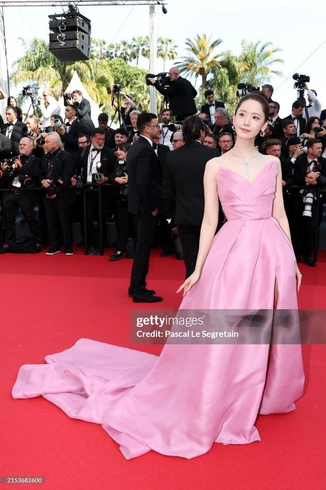 Clip sốc tại Cannes 2026: Yoona "bật mode" hủy diệt ống kính tử thần, nào ngờ bị đuổi đến tận 3 lần trên thảm đỏ?