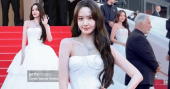 Clip sốc tại Cannes 2026: Yoona "bật mode" hủy diệt ống kính tử thần, nào ngờ bị đuổi đến tận 3 lần trên thảm đỏ?