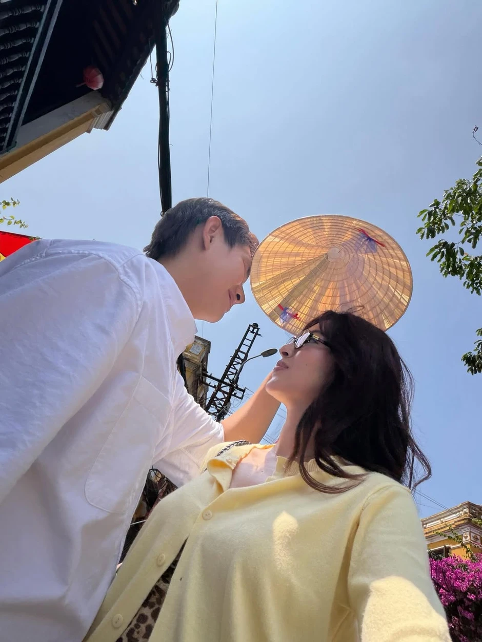 Có cặp sao Việt hẹn hò không ai biết, bị "bắt tại trận" ở bãi xe mới chịu công khi 7749 ảnh tình tứ