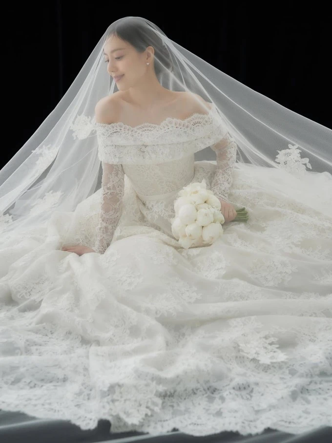 Cô dâu tháng 6 Moon Chae Won khoe ảnh cưới Cô dâu tháng 6 Moon Chae Won khoe ảnh cưới