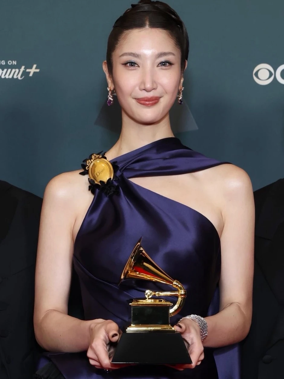 Cô gái bị cả Hàn Quốc từ chối đổi đời nhờ 1 ca khúc, nay là chủ nhân Oscar - Grammy Cô gái bị cả Hàn Quốc từ chối đổi đời nhờ 1 ca khúc, nay là chủ nhân Oscar - Grammy