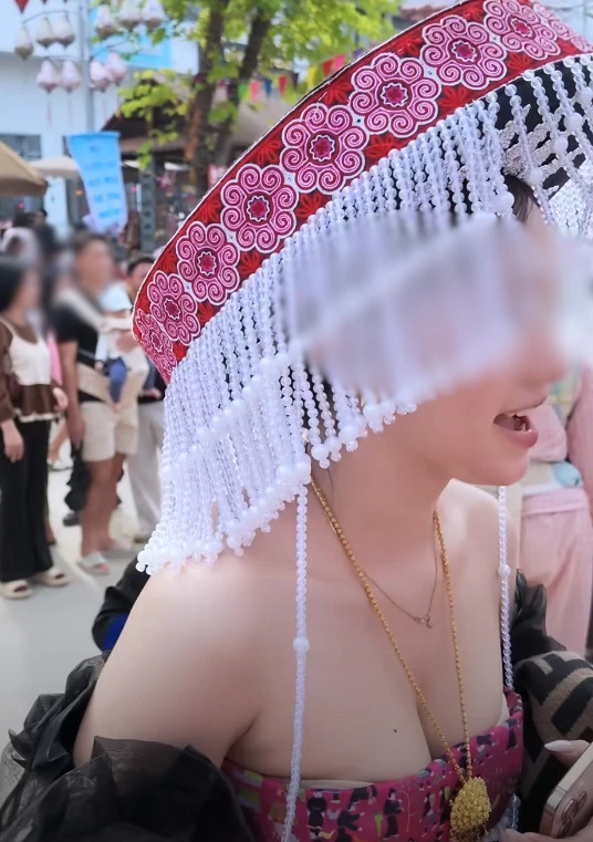 Cô gái diện đồ phản cảm đi lễ hội Mông gây tranh cãi