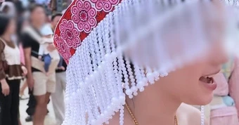 Cô gái diện đồ phản cảm đi lễ hội Mông gây tranh cãi