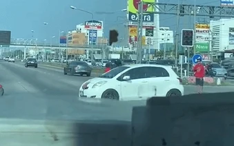 Cô gái giận bạn trai ngồi ăn vạ giữa đường: sự việc gây phẫn nộ chỉ sau vài giây