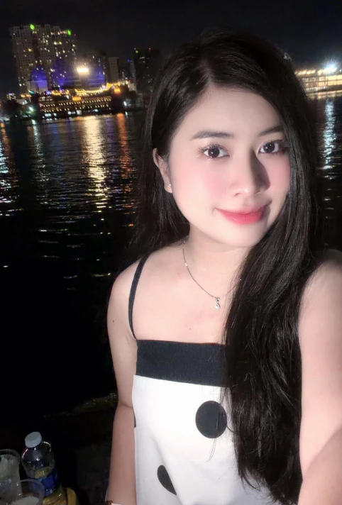 Cô giáo xinh đẹp bất ngờ "viral" với màn bắt trend dễ thương