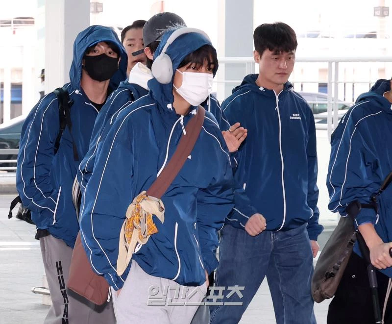 Có là thành viên đẹp nhất BTS thì cũng lộ khoảnh khắc mặc quần đùi với áo vest trên sóng livestream Có là thành viên đẹp nhất BTS thì cũng lộ khoảnh khắc mặc quần đùi với áo vest trên sóng livestream