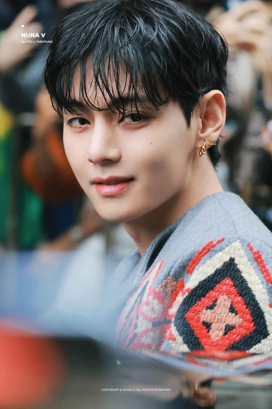 Có là thành viên đẹp nhất BTS thì cũng lộ khoảnh khắc mặc quần đùi với áo vest trên sóng livestream Có là thành viên đẹp nhất BTS thì cũng lộ khoảnh khắc mặc quần đùi với áo vest trên sóng livestream