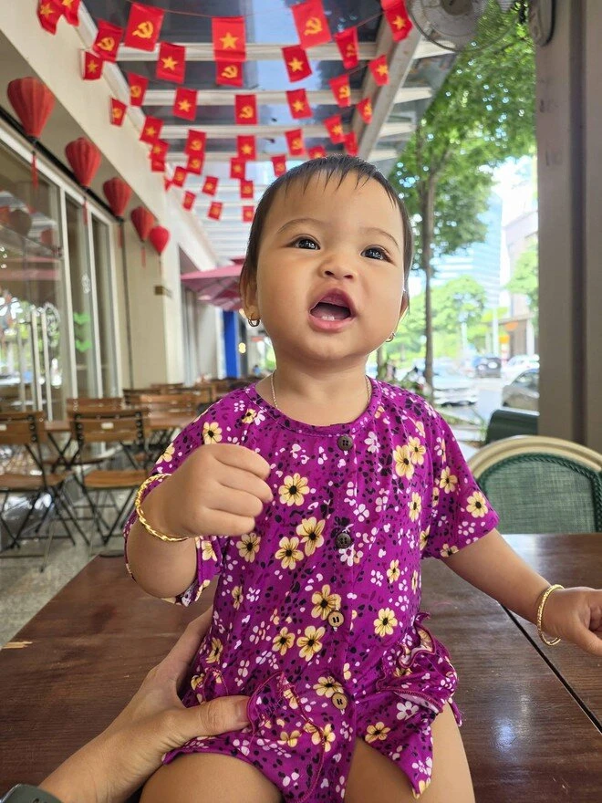 Con gái HHen Niê mới 1 tuổi đã cao 80 cm, được nhận xét mặt giống bố, chân dài như mẹ Con gái HHen Niê mới 1 tuổi đã cao 80 cm, được nhận xét mặt giống bố, chân dài như mẹ