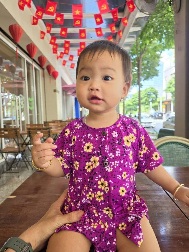 Con gái HHen Niê mới 1 tuổi đã cao 80 cm, được nhận xét mặt giống bố, chân dài như mẹ Con gái HHen Niê mới 1 tuổi đã cao 80 cm, được nhận xét mặt giống bố, chân dài như mẹ