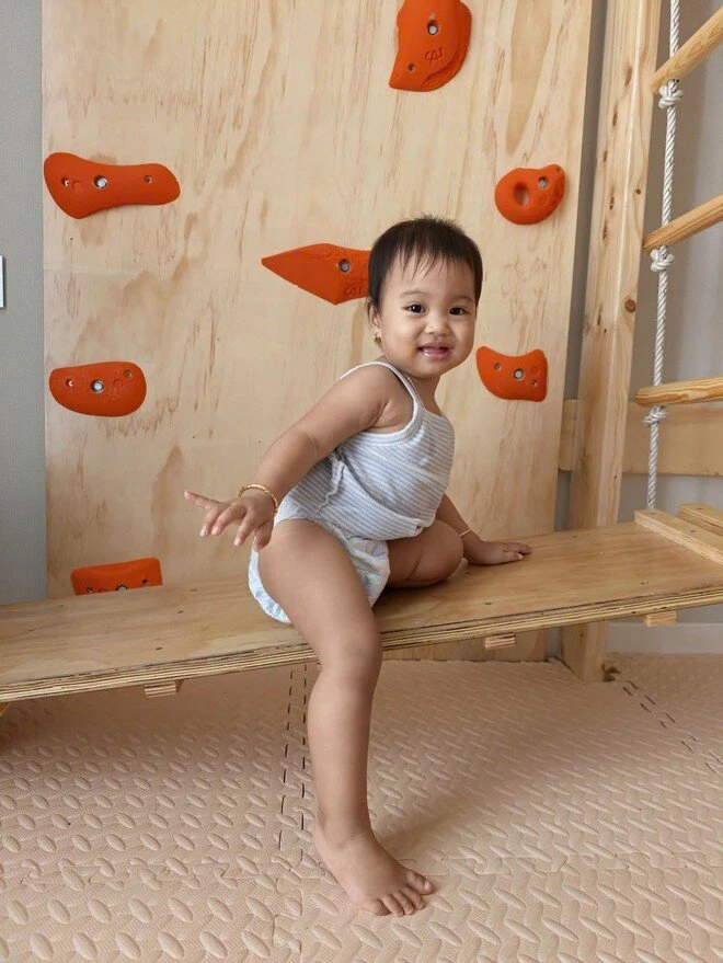 Con gái HHen Niê mới 1 tuổi đã cao 80 cm, được nhận xét mặt giống bố, chân dài như mẹ Con gái HHen Niê mới 1 tuổi đã cao 80 cm, được nhận xét mặt giống bố, chân dài như mẹ