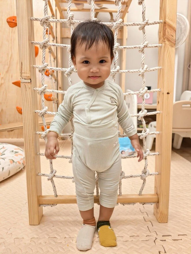 Con gái HHen Niê mới 1 tuổi đã cao 80 cm, được nhận xét mặt giống bố, chân dài như mẹ Con gái HHen Niê mới 1 tuổi đã cao 80 cm, được nhận xét mặt giống bố, chân dài như mẹ