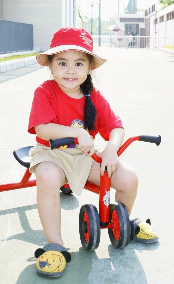 Con gái út Quyền Linh gây chú ý trong ngày đặc biệt