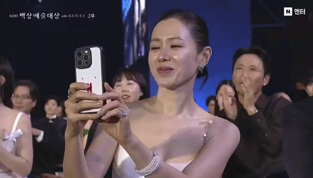 Còn gì tình tứ hơn ánh mắt Son Ye Jin nhìn Thị đế Hyun Bin?