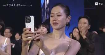 Còn gì tình tứ hơn ánh mắt Son Ye Jin nhìn Thị đế Hyun Bin?