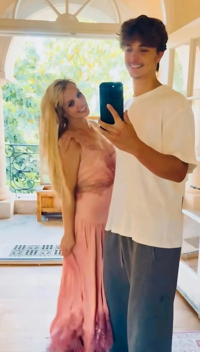 Con trai 19 tuổi của Britney Spears đi biển cùng bạn gái