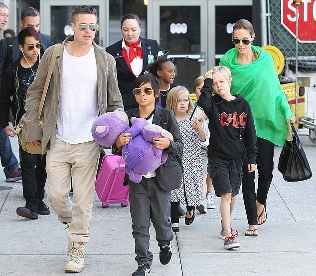 Con trai cả của Brad Pitt nộp đơn xin bỏ họ bố Con trai cả của Brad Pitt nộp đơn xin bỏ họ bố