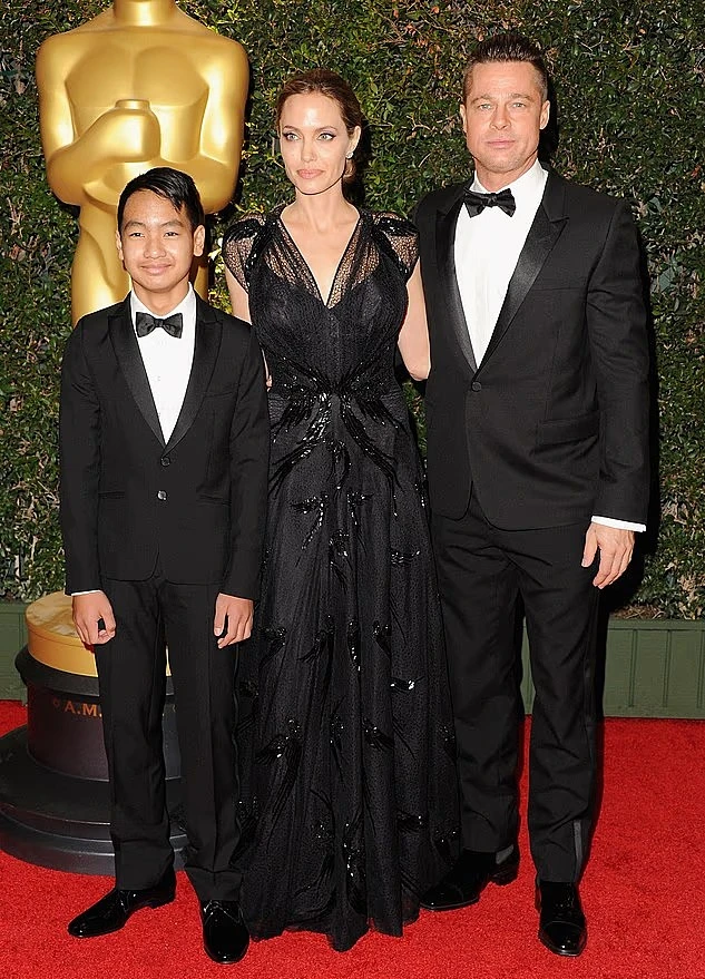 Con trai cả của Brad Pitt nộp đơn xin bỏ họ bố Con trai cả của Brad Pitt nộp đơn xin bỏ họ bố