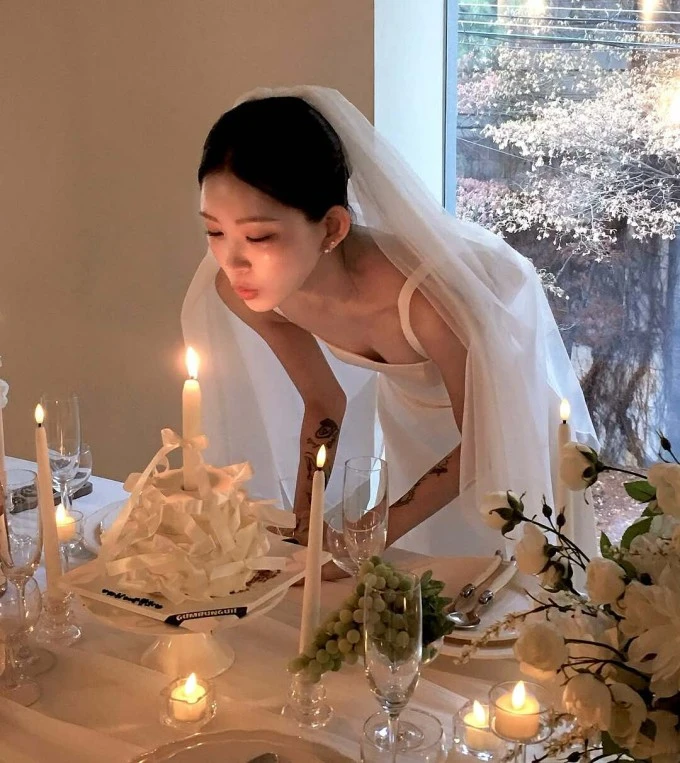 Con trai Choi Jin Sil thay bố mẹ đưa em gái vào lễ đường Con trai Choi Jin Sil thay bố mẹ đưa em gái vào lễ đường