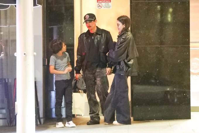 Con trai trêu chọc Jessica Alba khi cô tình tứ bên người yêu mới Con trai trêu chọc Jessica Alba khi cô tình tứ bên người yêu mới