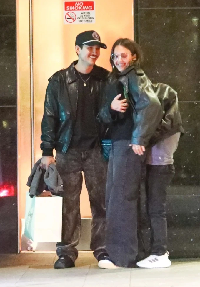 Con trai trêu chọc Jessica Alba khi cô tình tứ bên người yêu mới Con trai trêu chọc Jessica Alba khi cô tình tứ bên người yêu mới