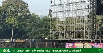 Concert ở Hà Nội ngập rác, khán giả bì bõm lội bùn