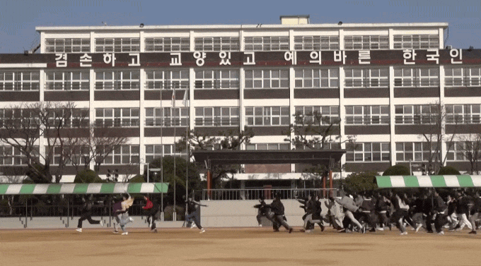 CORTIS bị cả trăm người "vây đánh", nhạc chưa nghe đã hết CORTIS bị cả trăm người "vây đánh", nhạc chưa nghe đã hết
