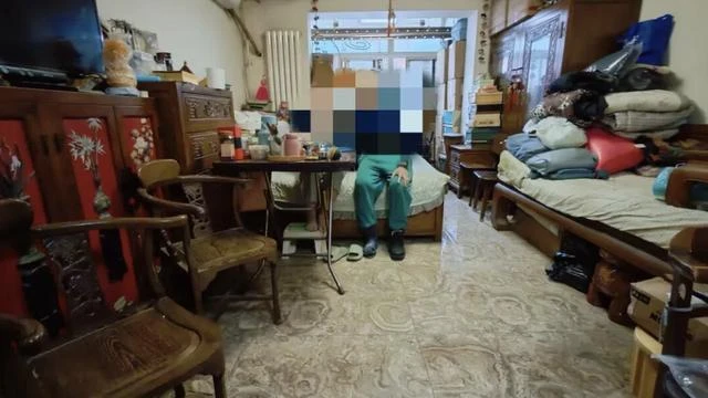 Cụ bà chốt hàng nghìn đơn online nhưng không bao giờ tháo hộp, 30 người dọn 12 giờ mới thấy mặt sàn: Phía sau là cả câu chuyện buồn Cụ bà chốt hàng nghìn đơn online nhưng không bao giờ tháo hộp, 30 người dọn 12 giờ mới thấy mặt sàn: Phía sau là cả câu chuyện buồn