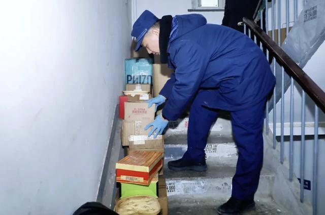 Cụ bà chốt hàng nghìn đơn online nhưng không bao giờ tháo hộp, 30 người dọn 12 giờ mới thấy mặt sàn: Phía sau là cả câu chuyện buồn Cụ bà chốt hàng nghìn đơn online nhưng không bao giờ tháo hộp, 30 người dọn 12 giờ mới thấy mặt sàn: Phía sau là cả câu chuyện buồn