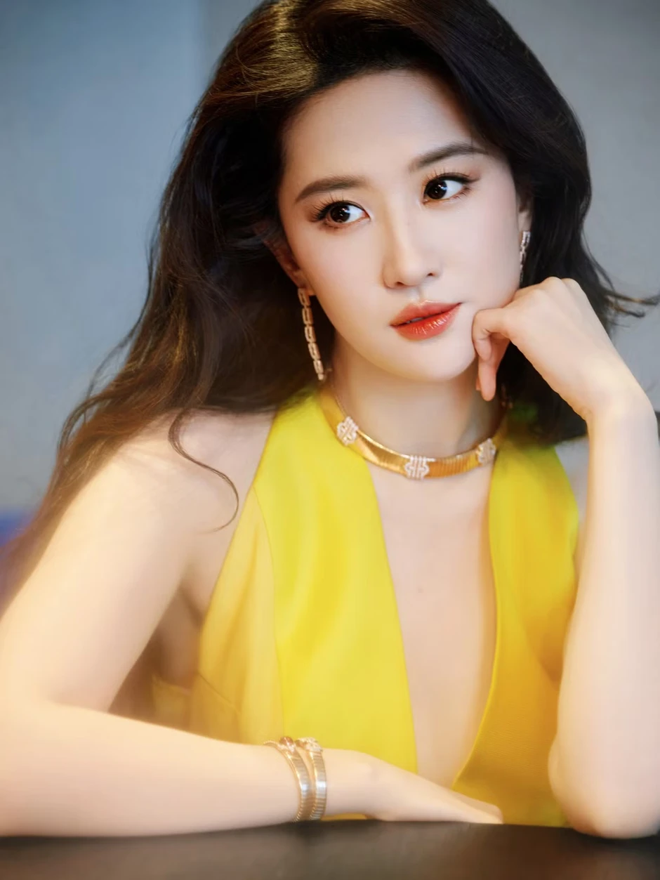 Cuộc đấu giữa Địch Lệ Nhiệt Ba và Lưu Diệc Phi