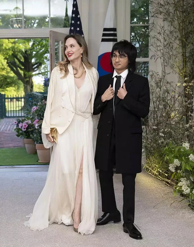 Cuộc sống của 6 người con Angelina Jolie khi trưởng thành