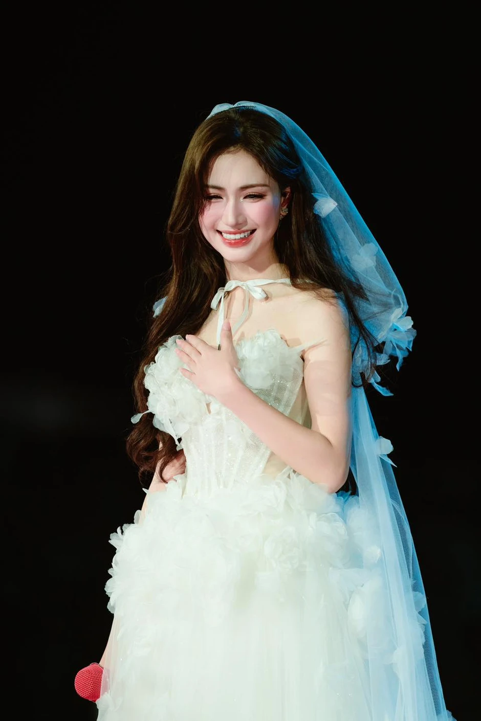 Cuối cùng thì Hoà Minzy không cần phải rưng rưng ước ao về một hôn lễ trong mơ nữa!