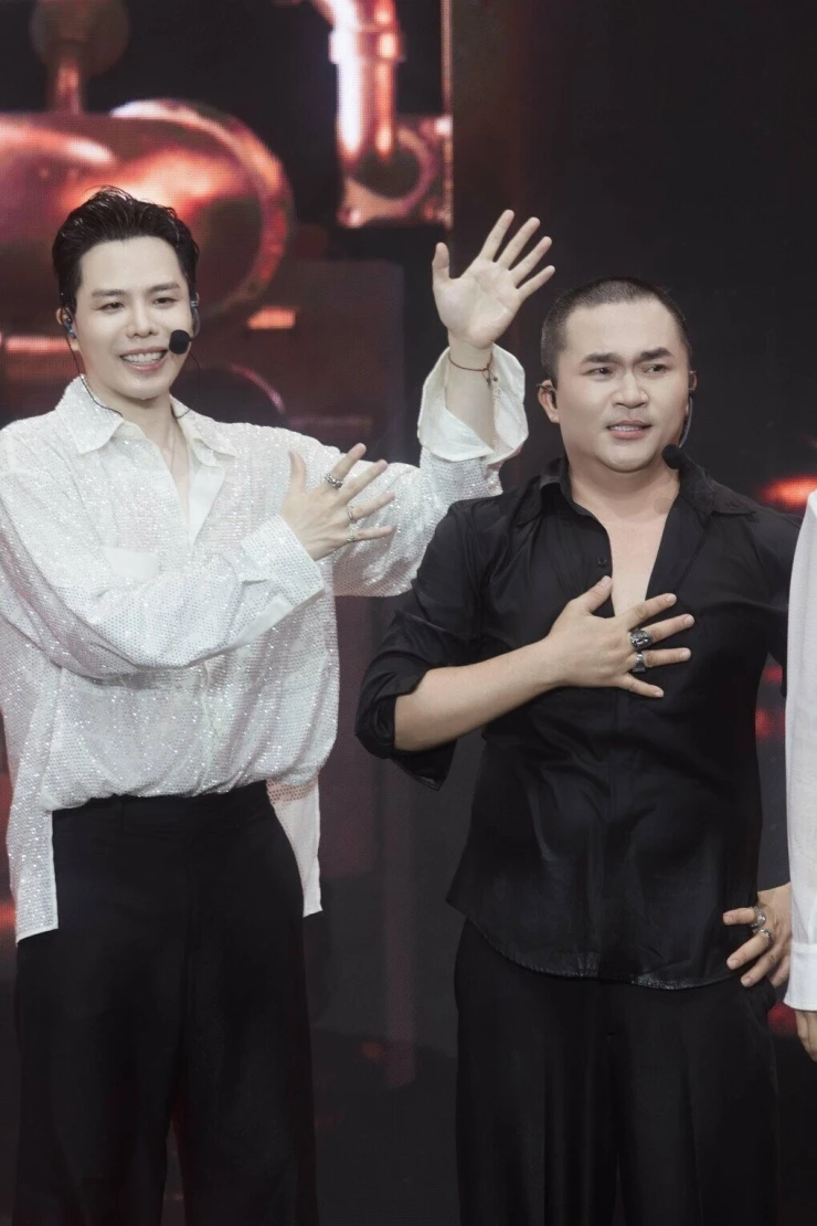 Đại Nghĩa cạo đầu trên sân khấu Anh trai vượt ngàn chông gai Đại Nghĩa cạo đầu trên sân khấu Anh trai vượt ngàn chông gai