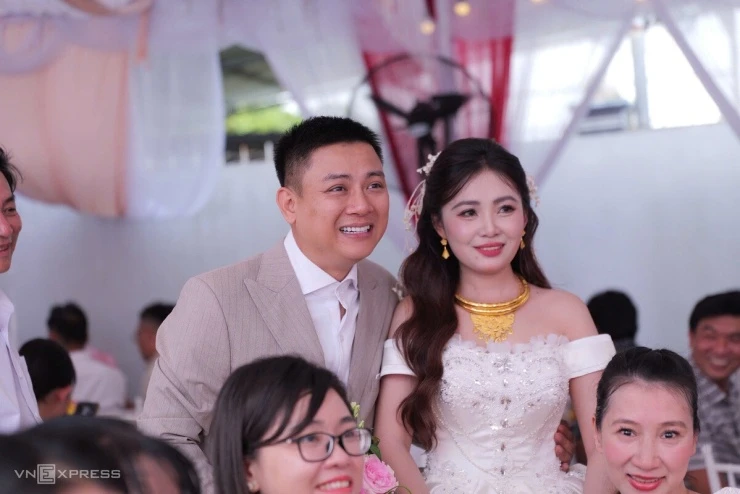 Đàm Vĩnh Hưng và đồng nghiệp chúc phúc Hoài Lâm