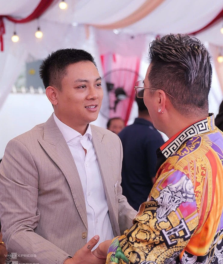 Đàm Vĩnh Hưng và đồng nghiệp chúc phúc Hoài Lâm