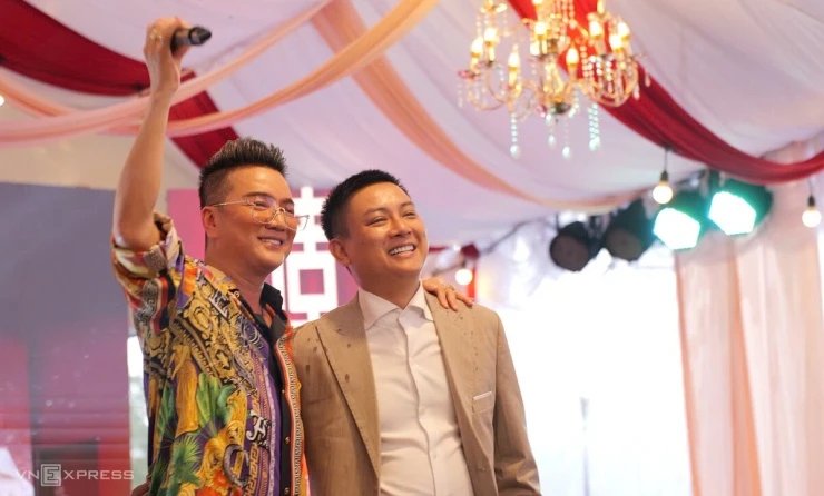 Đàm Vĩnh Hưng và đồng nghiệp chúc phúc Hoài Lâm